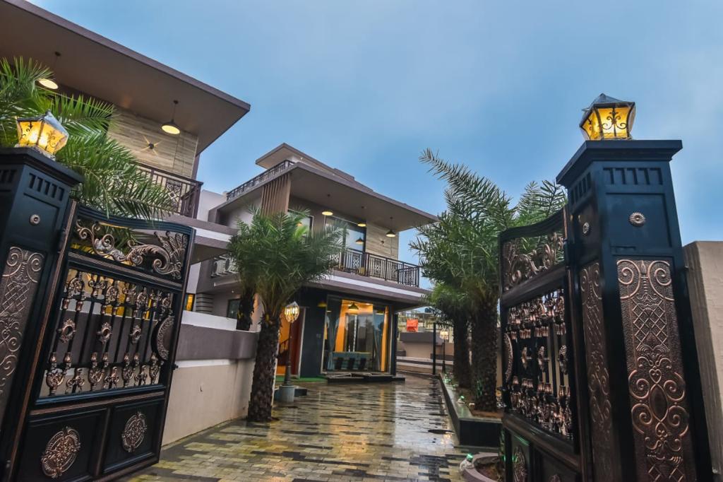 GOLDEN TOPAZ VILLA in Lonavala | ELV - Photo 1