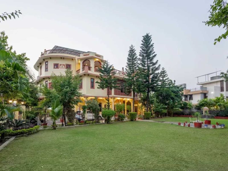 Abhimanyu Mansion Sapphire | 4-BHK Villa in Udaipur Heritage Haveli Outdoor Dining Area & Garden
