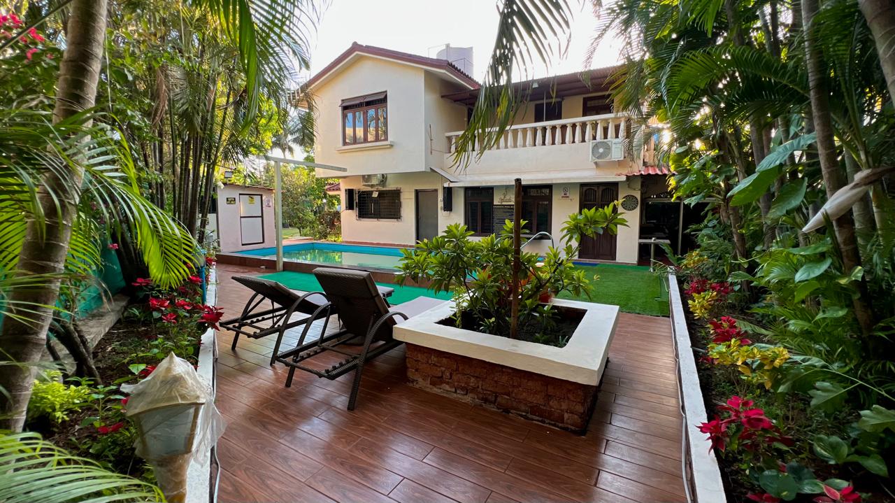 Ravi L Valecha 4BHK Villa in Lonavala with Pool - Photo 1