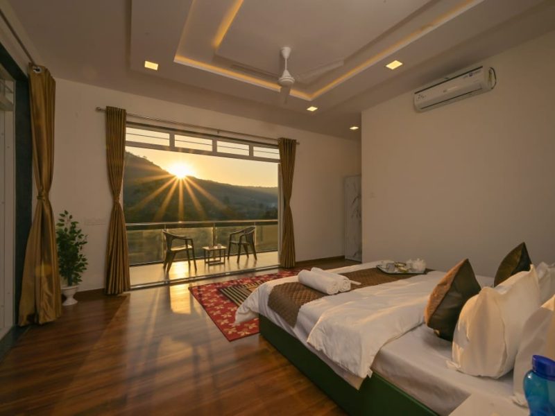 The Mountain Mist 4 BHK Villa in Lonavala with Pool